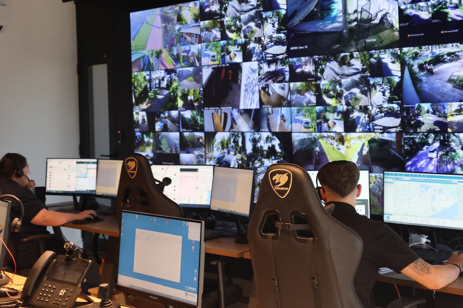 Operadores de la central de monitoreo frente al videowall