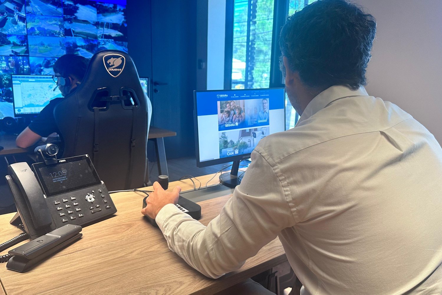 Operador del centro de monitoreo siguiendo las unidades en pantalla