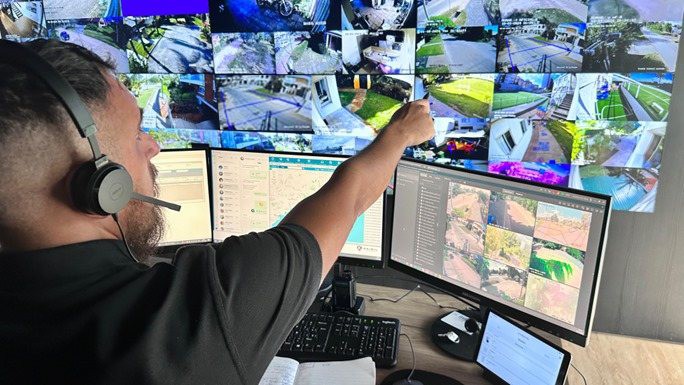 Operador confirmando en pantalla el evento de una alarma