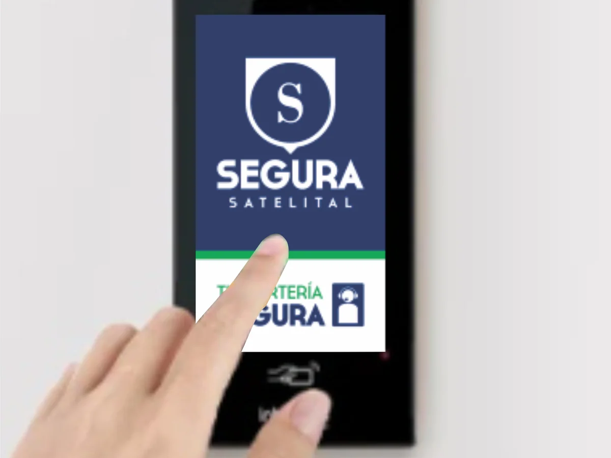 Dedo tocando el timbre del videoportero de Tu Portería Segura