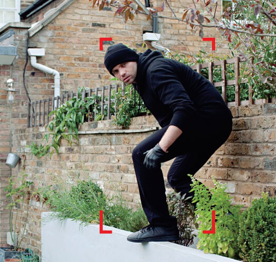 Smart Cam detectando a un intruso que cruza la línea virtual en el exterior de una casa