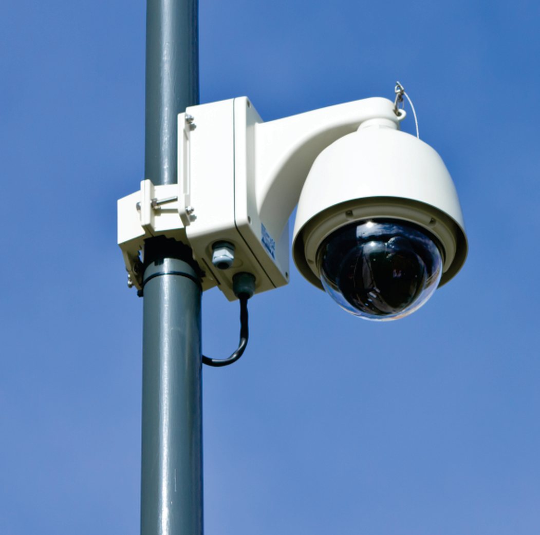 Cámara Smart Cam instalada en el exterior de una empresa