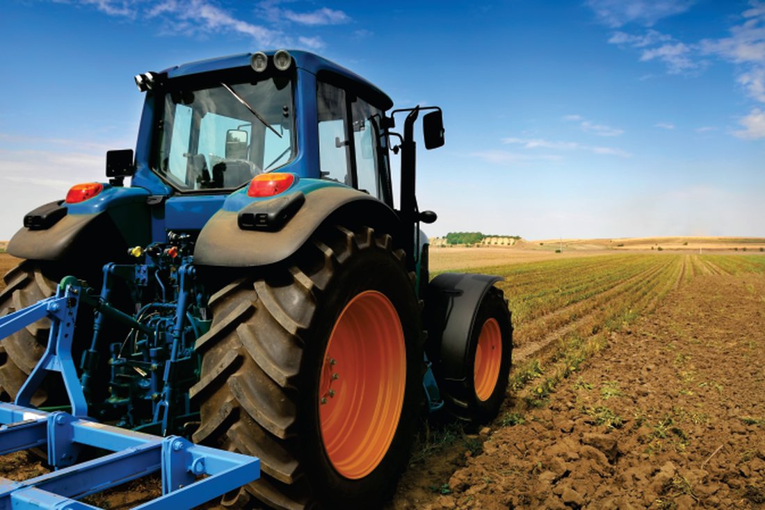 Tractor trabajando en el campo