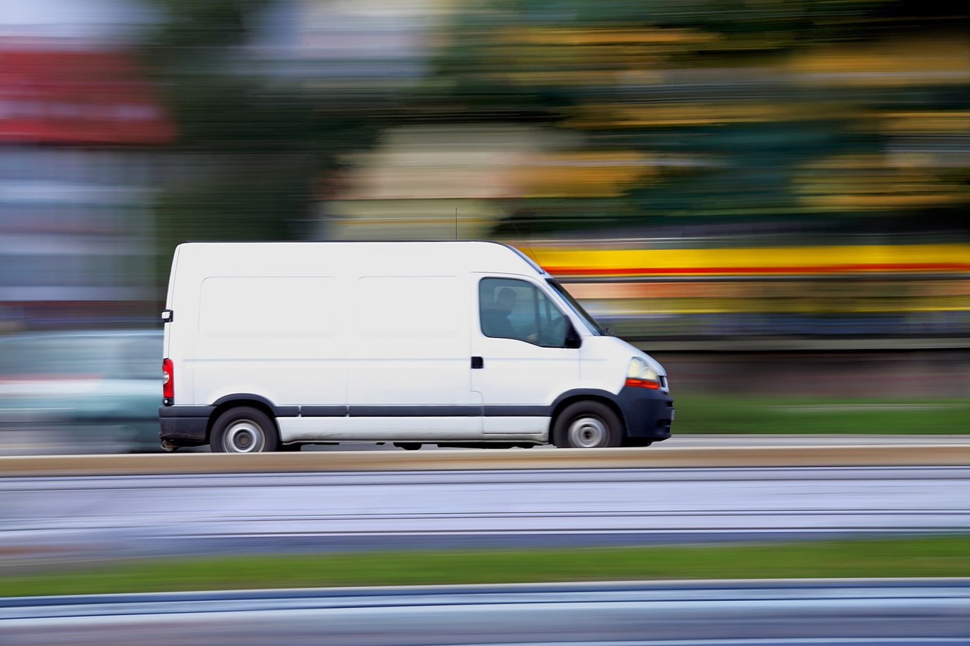 Camioneta utilitaria blanca en movimiento