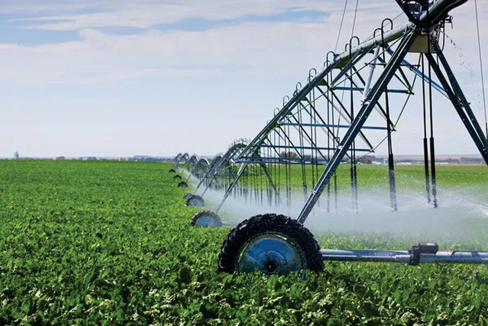 Equipo de riego por pivot sobre un cultivo